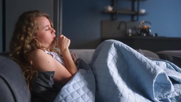 Mulher Doente Com Tosse Gripe Assoar Nariz Debaixo Cobertor Sofá — Vídeo de Stock