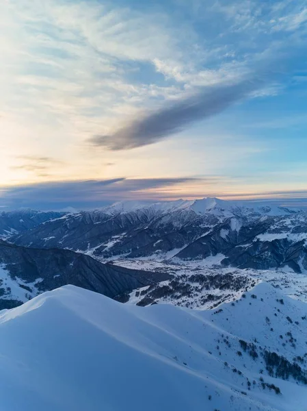 Brett Flygplanspanorama Över Snöiga Bergsryggen Vid Skidorten Vid Soluppgången Fantastiska — Stockfoto
