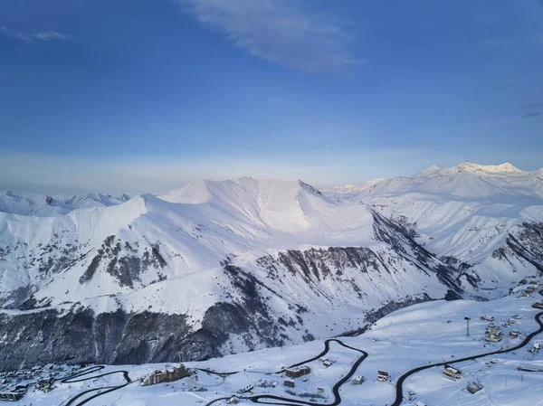 Weites Luftpanorama Des Schneebedeckten Bergrückens Skigebiet Dorf Bei Sonnenaufgang Atemberaubende — Stockfoto