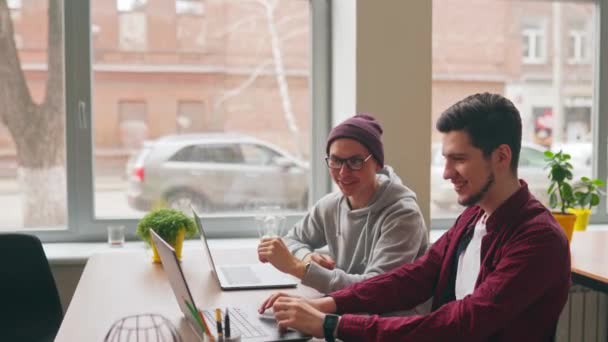 Dua Rekan Kerja Hipster Berbagi Ide Tentang Proyek Duduk Dengan — Stok Video