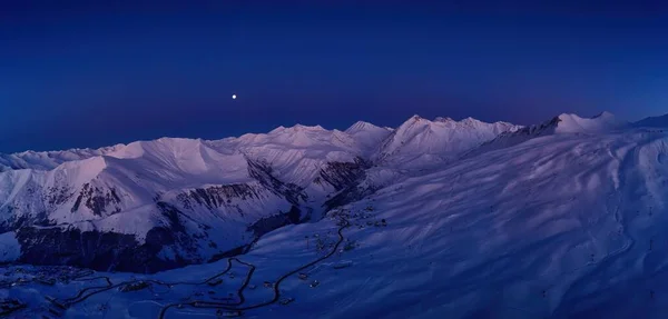 Brett Luftpanorama Över Snöiga Bergskammar Vintersoluppgången Fantastiska Berg Sortiment Täckt — Stockfoto