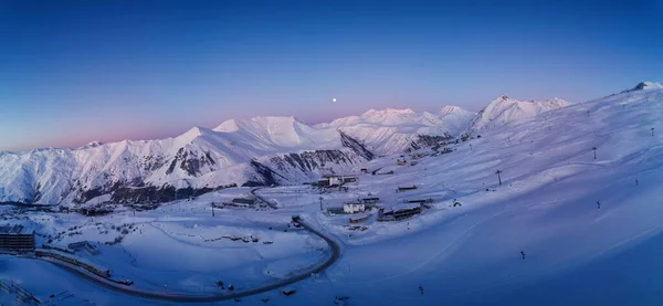 Weites Luftpanorama Des Schneebedeckten Bergrückens Bei Wintersonnenaufgang Atemberaubende Berge Mit — Stockfoto