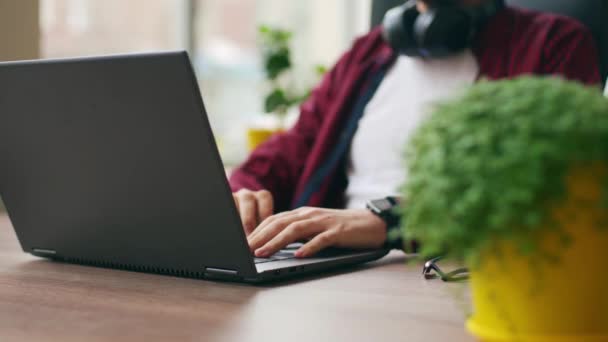 Trabalhador Escritório Cansado Termina Trabalho Faz Uma Pausa Fecha Computador — Vídeo de Stock