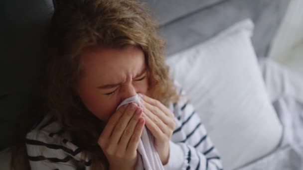 Mujer Enferma Gripe Tosiendo Sonándose Nariz Cama Casa Con Dolor — Vídeos de Stock