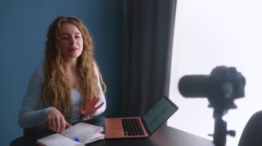 Görüntülü sohbet konferansında kendinden emin bir kadın konuşuyor. Uzaktan kumandalı kadın. Blog yazarı kameraya içeriği kaydediyor. Çevrimiçi öğretmen öğrencilere canlı yayın dersi veriyor. Sosyal ağ için içerik kaydeden kız.