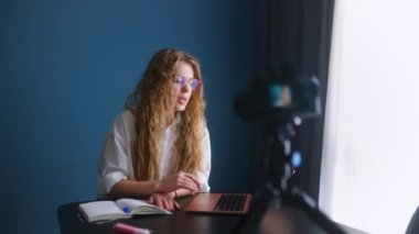 Çevrimiçi öğretmen öğrencilere canlı yayın dersi veriyor. Blog yazarı kameraya içeriği kaydediyor. Uzaktan kumandalı kadın. Patron kadın görüntülü konuşma konferansında konuşuyor. Sosyal ağ için içerik kaydeden kız.
