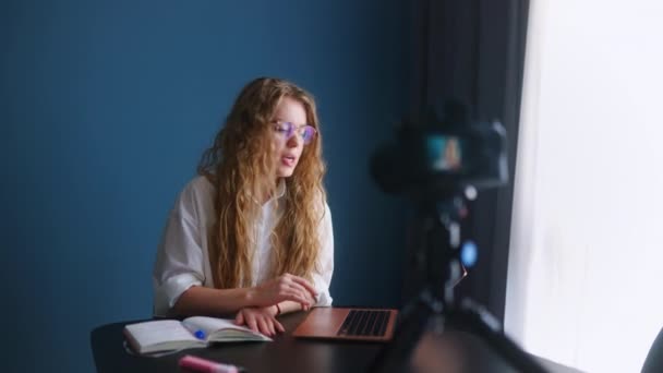 オンライン教師は学生にストリーミングレッスンをライブ ブロガーは カメラでコンテンツを撮影 リモートワークの女性 上司の女性ビデオチャット会議で話している ソーシャルネットワークのための女の子の記録コンテンツ — ストック動画