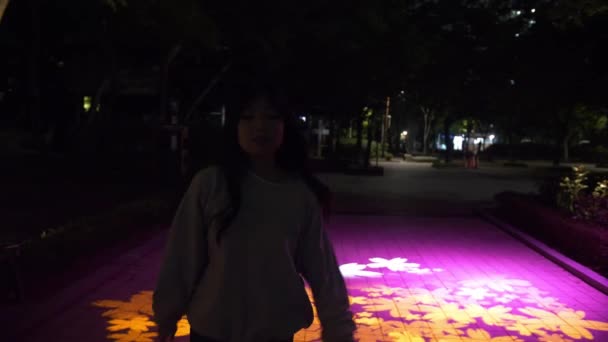Beautiful Night Park Walking Dancing Asian Woman — ストック動画