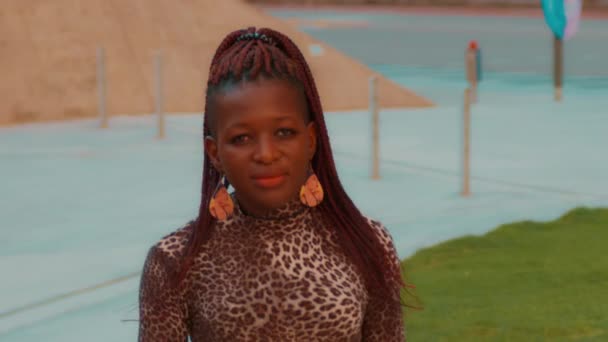 Αφρικανική Fmale Μοντέλο Ενεργεί Στην Κάμερα Στη Σεούλ — Αρχείο Βίντεο