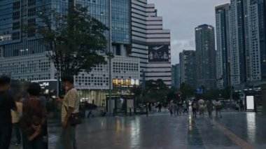 Kalabalık caddede büyük şehir hiperaktifleşti.