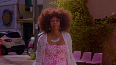 ABD 'li bir Afrikalı model kamerada rol alıyor