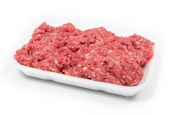 Syrové mleté maso v bílém tácu na bílém pozadí — Stock fotografie