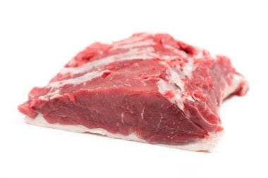 Beyaz arka planda bir dana eti parçası