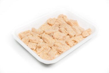 Beyaz arka planda bir tepsi parçalanmış tavuk parçaları.