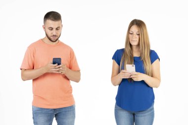 Beyaz arka planda genç bir çift akıllı telefona bakıyor..