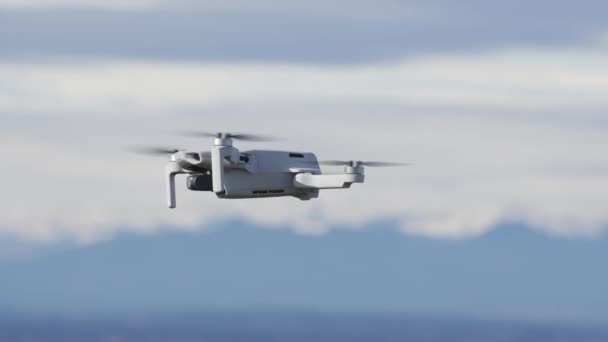 Închiderea unei drone care se rotește pe sine cu fundal încețoșat — Videoclip de stoc