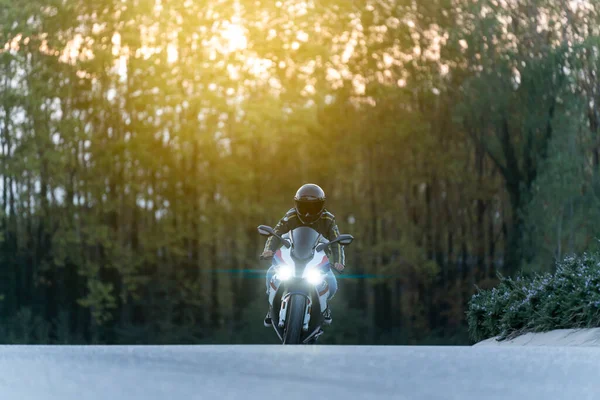 Homme conduisant une grosse moto sur une route vide — Photo