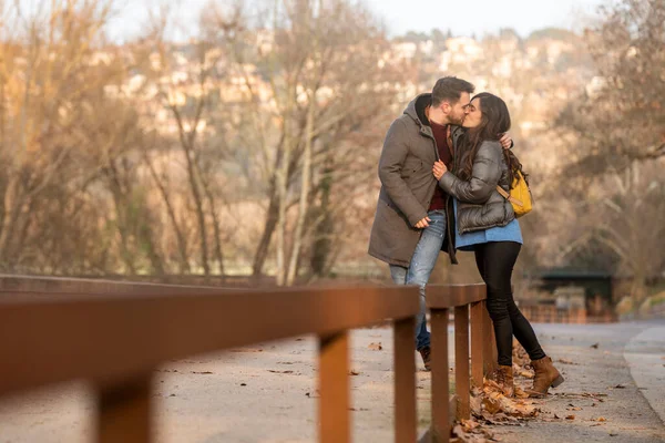 Młoda heteroseksualna para całująca się w parku w Walentynki — Zdjęcie stockowe