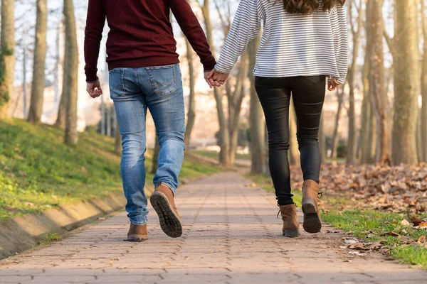 Młoda heteroseksualna para spacerująca i przytulająca się w parku w Walentynki — Zdjęcie stockowe