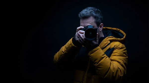 Portrait Photographer Yellow Winter Coat Taking Photo Black Background Studio — Stock Photo, Image