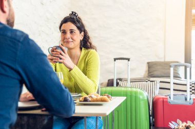 Turist kadın bir adamla otel restoranında kahvaltı yapıyor.