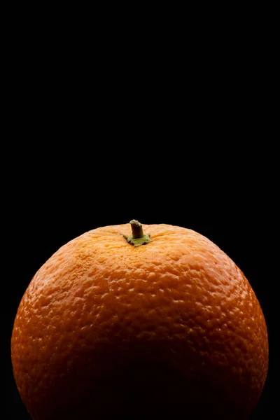 Macro fotografía de una naranja sobre un fondo negro —  Fotos de Stock