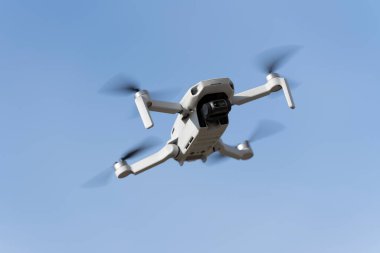 İHA arka planda açık mavi gökyüzü ile uçuyor