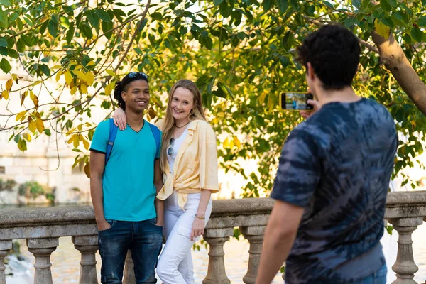 Group of teenage friends taking a photo on an outing in the park — Zdjęcie stockowe