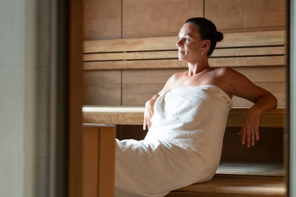 Retrato Mulher Idosa Sentada Relaxada Uma Sauna Madeira Olhando Para — Fotografia de Stock