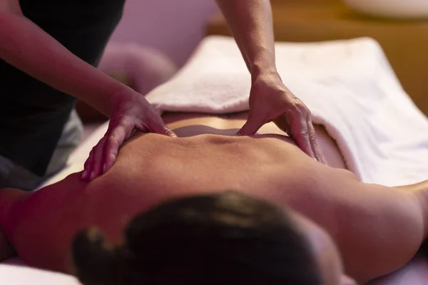 Eine Physiotherapeutin Bei Einer Massage Mit Einer Anderen Frau Rücken — Stockfoto