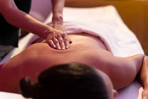 Uma Fisioterapeuta Mulher Fazendo Uma Massagem Com Outra Mulher Suas — Fotografia de Stock