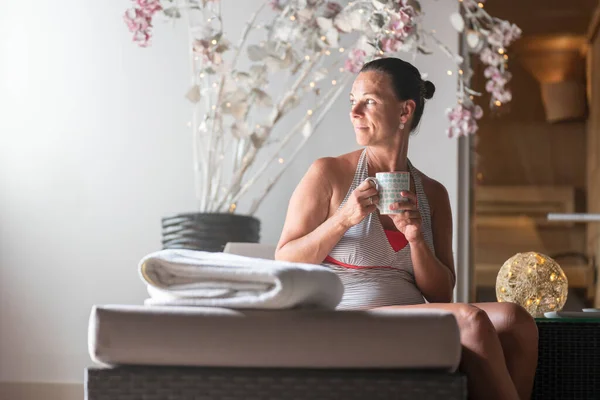 Retrato Mulher Madura Bebendo Chá Uma Xícara Enquanto Relaxa Spa — Fotografia de Stock