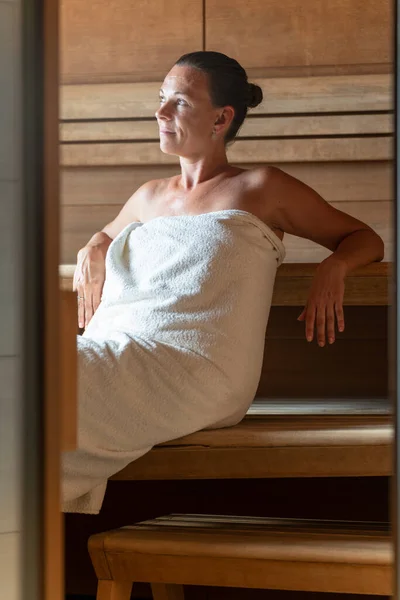 Retrato Mulher Idosa Sentada Relaxada Uma Sauna Madeira Olhando Para — Fotografia de Stock