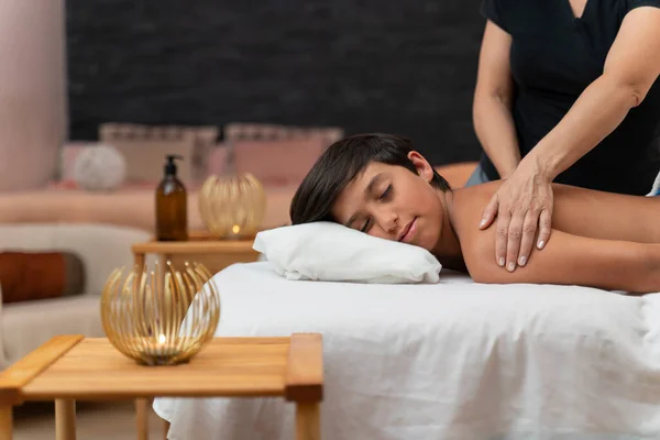 Retrato Criança Fazendo Uma Massagem Spa Com Sua Mãe — Fotografia de Stock