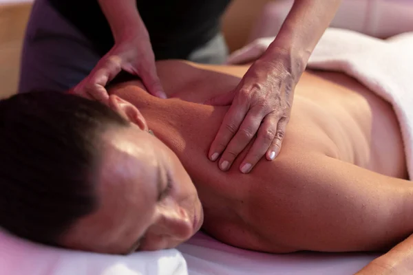 Uma Fisioterapeuta Mulher Fazendo Uma Massagem Com Outra Mulher Suas — Fotografia de Stock