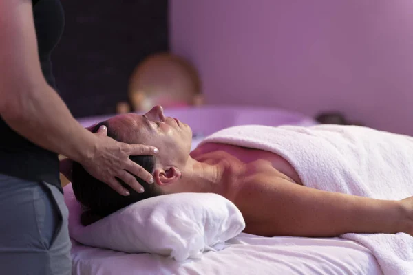 Uma Fisioterapeuta Mulher Fazendo Uma Massagem Relaxante Com Outra Mulher — Fotografia de Stock