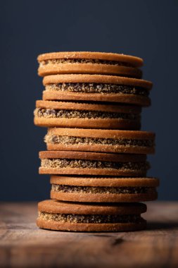 Çikolata dolu bir yığın bisküvi sandviçi..