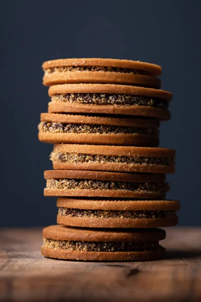 Çikolata dolu bir yığın bisküvi sandviçi..