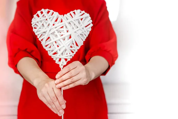 Woman Red Dress Holds White Wicker Heart Her Hands Horizontally — Stock Photo, Image