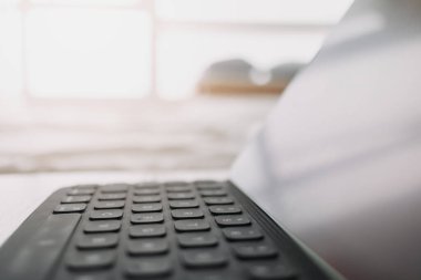 Bir odadaki tableti kapat. Evden çalışma kavramı.