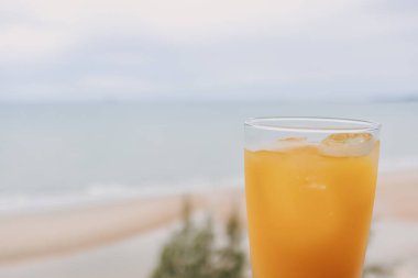 Yaz konseptinde deniz manzaralı bir bardak meyve suyu..