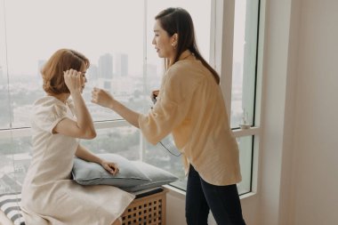 Kadın fotoğrafçı, manken kadının fotoğrafını çekiyor..