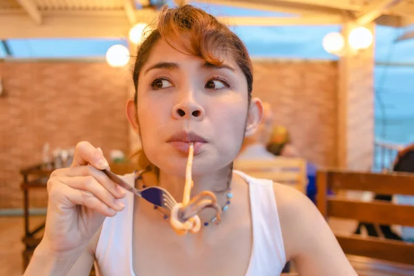 Mujer feliz disfrutar de comer mariscos calamar en las vacaciones de verano. —  Fotos de Stock