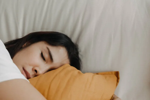 Mujer está tomando una siesta o dormir en el sofá con almohada amarilla. — Foto de Stock