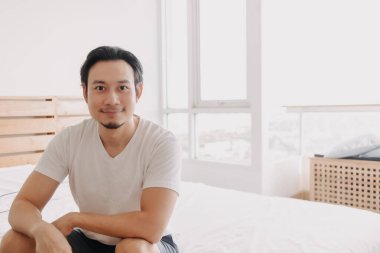 Mutlu bir adam evinde, yatağında, sağlığının yerinde olduğu düşüncesiyle oturur..