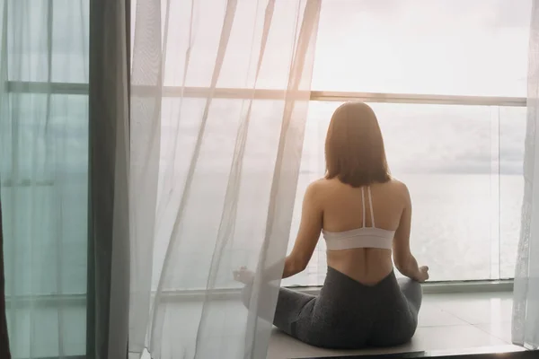 Femme méditer yoga asana sur le balcon le matin. — Photo