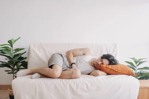Estranho e engraçado sono pose de homem em seu apartamento em dia chato de folga. — Fotografia de Stock