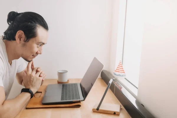 Orang kreatif bekerja dengan laptop di meja kayu ruang kerja oleh jendela. — Stok Foto