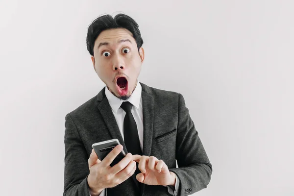 Wow e rosto surpreso de empresário usar aplicativo de comércio no telefone. — Fotografia de Stock