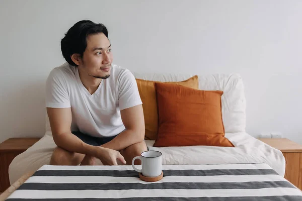 Pria yang santai dengan kopi di ruang tamu apartemen. — Stok Foto